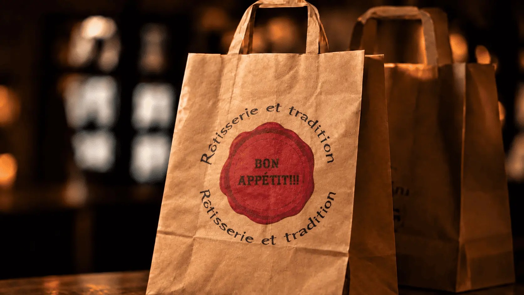 Sacs kraft de la rôtisserie marqués « Rôtisserie et tradition — Bon appétit »